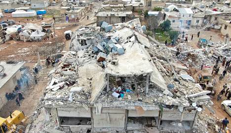 World Visionin mukaan Luoteis-Syyriassa terveysasemat olivat jo ennen järistystä huonosti varusteltuja. Nyt monet niistä ovat tuhoutuneet. Tuhoutuneita rakennuksia Jandarisin kaupungissa 7. helmikuuta.