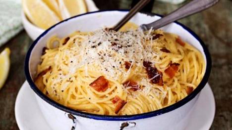 Viiden aineksen klassikkopasta! Carbonara on helppoa himoruokaa -  Ajankohtaista - Ilta-Sanomat