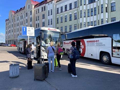 Pietarista Suomeen matkaavat reittibussit ovat nykyisin liki viimeistä paikkaa myöten täynnä, vaikka vuoroja on lisätty. Kuvassa on Sovavton busseja lähdössä Viipurista kohti Helsinkiä ja Lappeenrantaa.