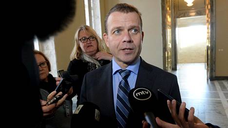 Valtiovarainmisteri Petteri Orpo valtiosalissa ennen eduskunnan täysistuntoa Helsingissä 18. lokakuuta.