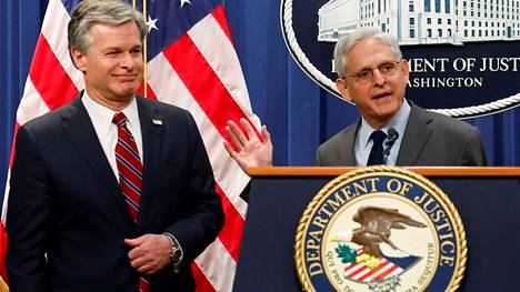 FBI:n johtaja Christopher Wray (vas.) ja Yhdysvaltain oikeusministeri Merrick Garland. 