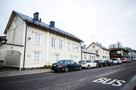 Poliisit löysivät uhrit aivan vanhan Porvoon tuntumassa sijaitsevasta asunnosta. Samassa talossa on asunut aikoinaan J.L. Runeberg.