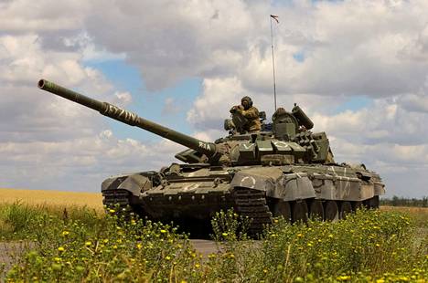 Limnéllin mukaan Putin tavoittelee ukrainalaisen identiteetin hävittämistä. Venäläissotilaat kulkivat panssarivaunulla miehitetyllä Zaporizzjan alueella 23. heinäkuuta.