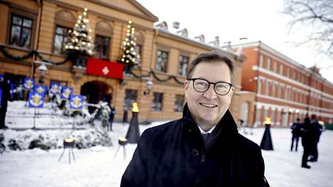 Turun kaupungin protokollapäällikkö Mika Akkanen Brinkkalan talon edustalla Turussa puoli tuntia ennen joulurauhan julistusta jouluaattona 24. joulukuuta 2021. 