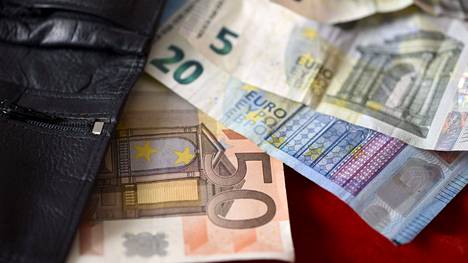Väärennettyjen eurosetelien määrä väheni viime vuonna. Kuvassa aitoja euroja.