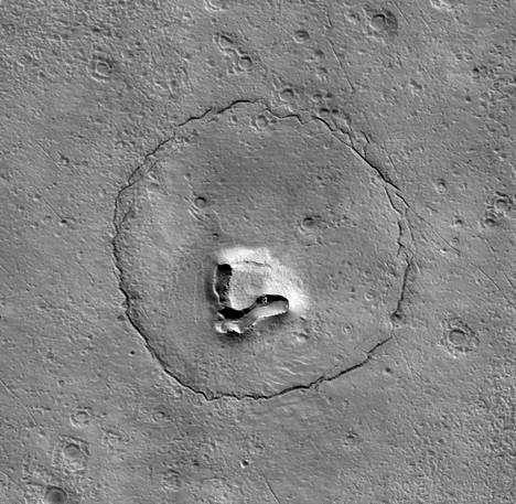 Nasan luotain otti kuvan karhua muistuttavasta muodostelmasta Mars-planeetan pinnalla. 