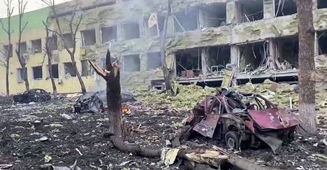 Ukrainan viranomaiset julkaisivat kuvia Mariupolin keskiviikkona tuhoutuneesta lastensairaalasta.