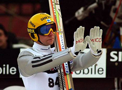 Janne Ahonen lähetti reilun vuoden ikäiselle pojalleen terveisiä tv-kameroiden kautta Bischofshofenin mäkimontusta loppiaisena 2003. Ahonen otti tuolloin toisen uransa viidestä Keski-Euroopan mäkiviikon voitosta.