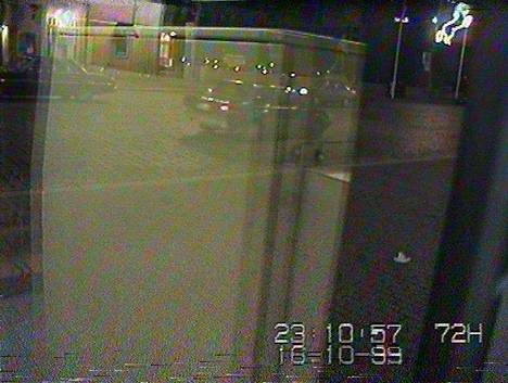 Sama auto ajaa Hämeenkatua länteen Keskustorille päin kello 23.11. Auto näkyy kuvan vasemmassa ylälaidassa.