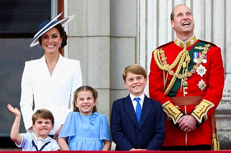 Prinssi William ja herttuatar Catherine edustivat lapsikatraansa kanssa. Prinssi Louis, 4, prinsessa Charlotte, 7, ja prinssi George, 8, vilkuttelivat palatsin parvekkeella kansalaisille.