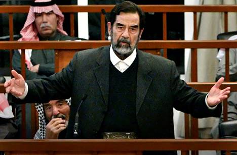 Saddam Hussein oikeudenkäynnissään.