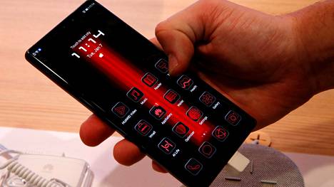Huawei Mate 30 -puhelinsarja kuuluu laitteisiin, joissa ei ole Googlen palveluja. Kuvassa Mate 30 RS 5 G -malli.