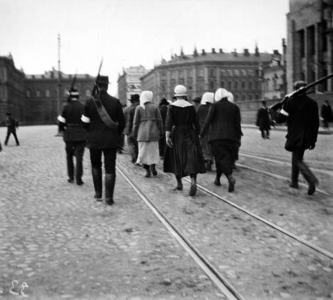 Punavankeja vartioineen Rautatientorilla.