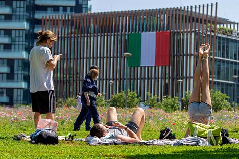 Myös puistot ovat jälleen avoinna Italiassa. Milanolaiset nauttivat torstaina auringonpaisteesta paikallisessa puistossa.