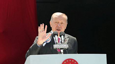 Turkin presidentti Recep Tayyip Erdogan puhui sukellusvenetelakalla maanantaina.
