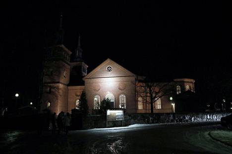 Tyrvään kirkko loisti iltavalaistuksessa pimeässä helmikuun illassa.
