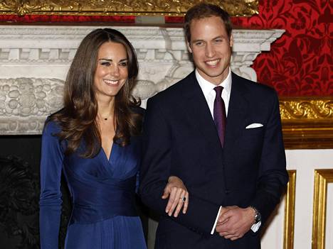 Williamin ja Catherinen kihlauksesta tiedotettiin virallisesti marraskuussa 2010. Tuore kihlapari poseerasi kuvissa onnea hehkuen.