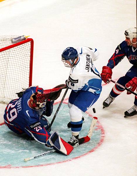 Marko Jantunen pelasi upealla urallaan myös MM-kisoissa (1997). Hän piipahti NHL:ssä ja nousi supersankariksi Ruotsin Frölundassa.
