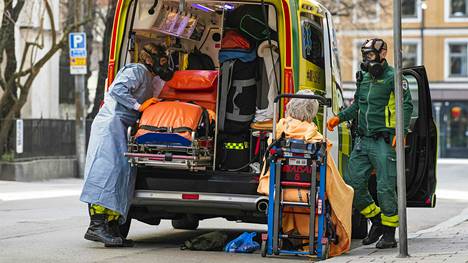 Ambulanssin henkilökunta auttoi potilasta Tukholmassa viime viikolla.