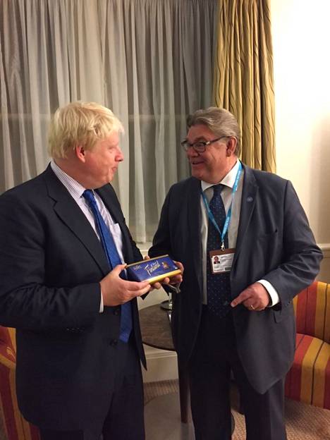 Timo Soini lahjoitti Boris Johnsonille suomalaista suklaata tapaamisen yhteydessä.