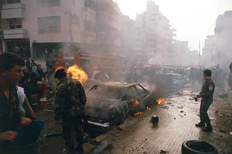 Autopommeja, ilmaiskuja, kranaatteja... Beirutilaiset joutuivat elämään sodan keskellä 15 vuotta. Kuva pommi-iskusta Länsi-Beirutissa vuodelta 1984.