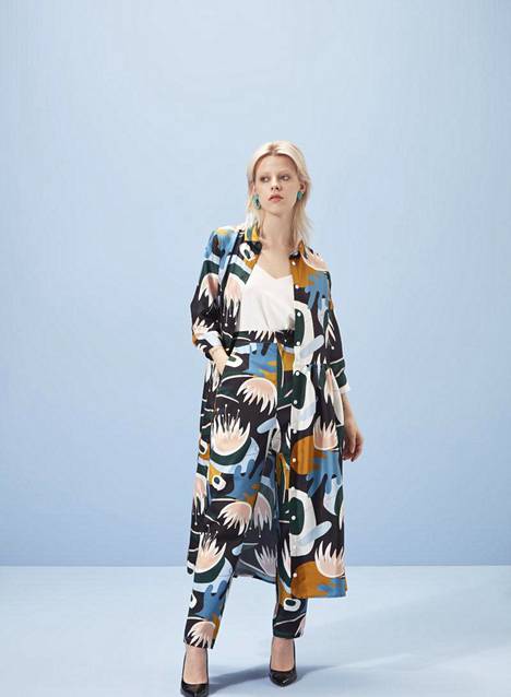 Suomalaisen Uhana Designin naistenvaatteet hurmaavat kuoseillaan. Italiassa painettua ja Virossa ommeltua mekkoa voi pitää joko takkina tai mekkona, 349 €.