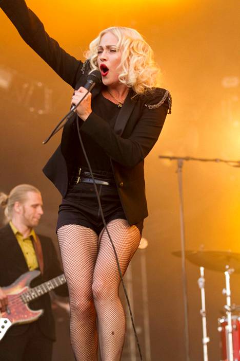 Chisu esiintyi vuoden 2012 Ruisrockissa asukokonaisuudessa, joka muistutti pitkälti popikoni Madonnan tyyliä.