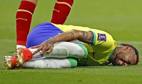 Neymar piteli nilkkaansa Serbia-ottelussa torstaina.