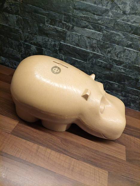 Juusolta löytyy iso Hippo löytyy kolikoille. Viimeksi, kun hän laski kolikot, niitä oli noin 600 euron edestä, eikä virtahepo ollut edes puolillaan.
