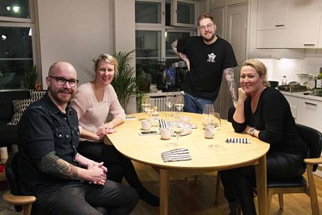 Teemu Laurellin ruokavieraina ohjelmassa olivat hyönteiskokki Topi Kairenius, toimittaja ja ruokakirjailija Sanna Mansikkamäki sekä ravintoloitsija Lotten Lindborg.