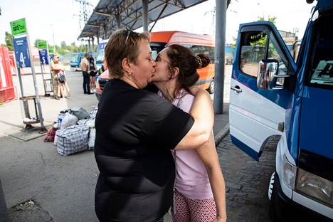 Natalia ja Tatjana hyvästelivät toisensa Zaporizzjan linja-autoasemalla. Tatjana matkusti äitinsä luokse Dniproon, Natalia tyttärensä luo Kiovaan.