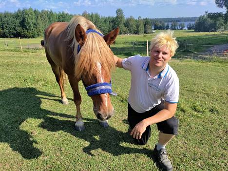 Video: Savonlinnan show-mies sanoitti kannustuslaulun hevoselleen  kuninkuusraveihin – ”Varmin tapa jäädä ilman seppelettä” - Ravit -  Ilta-Sanomat