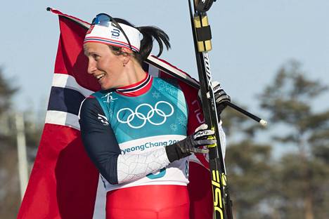 Marit Björgen juhli 30 kilometrin olympiavoittoa Pyeongchangissa helmikuussa.