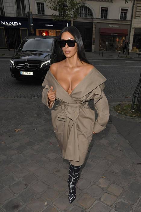 Kim Kardashian menossa hotelliinsa Pariisissa ennen dramaattisia tapahtumia.
