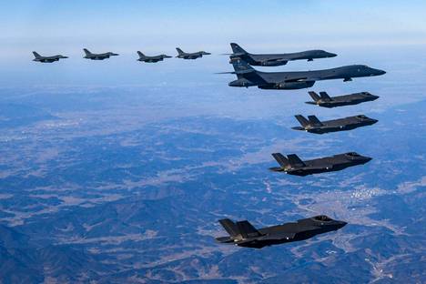 Yhdysvaltojen B-1B-pommikoneet (yläoikealla), Etelä-Korean F-35A-hävittäjät (etualalla) ja Yhdysvaltojen F-35A-hävittäjät lensivät yhteisharjoituksessa Etelä-Korean yllä helmikuussa.