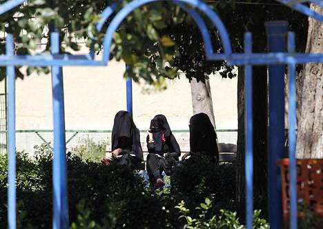 Naisten asema on heikko Isisin hallitsemilla alueilla. Asuksi käy vain kaiken peittävä kaapu.