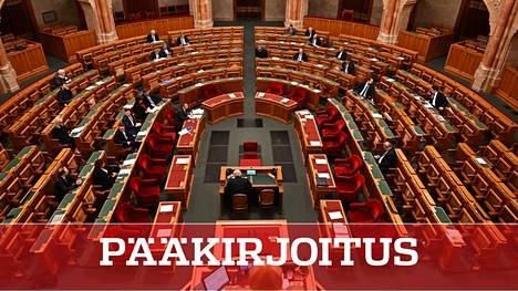 Unkarin parlamentin tapahtumia seurattiin maanantain Suomessa innolla.