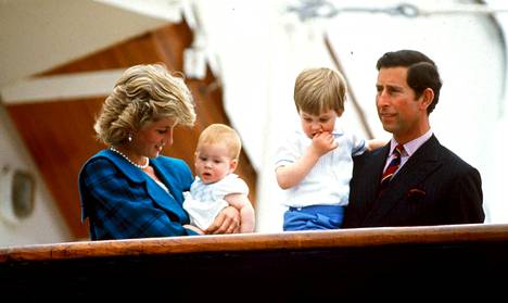 Dianan mukaan William ja Harry eivät juurikaan tienneet vanhempiensa liiton ongelmista, sillä lapset viettivät suurimman osan ajasta yksityiskoulussa. Diana sanoi haastattelussa kertoneensa erosta pojille viikkoa ennen kuin tieto julkistettiin koko maailmalle.