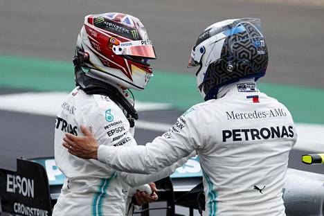 Valtteri Bottas (oik.) paiskasi lauantaisten aika-ajojen jälkeen kättä tallikaverinsa Lewis Hamiltonin kanssa.