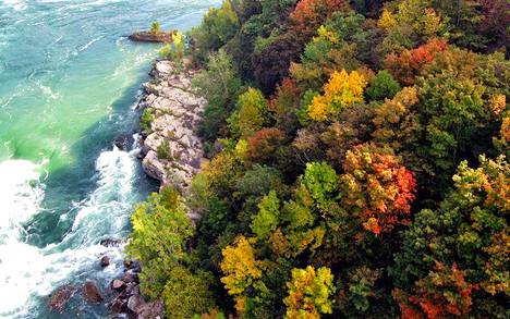 Niagaran syysvärit loistavat kilpaa veden sävyjen kanssa.