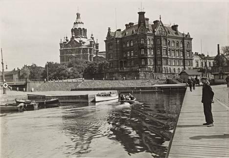 Uusrenessanssin voimamiehen Theodor Höijerin suunnittelema Norrménin talo (1897) sai lähteä Alvar Aallon toimistorakennuksen (1962) tieltä. Vasemmalla Uspenskin katedraali (1868).
