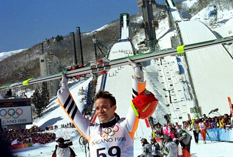 Jani Soininen voitti normaalimäen olympiakultaa Naganon olympiamäissä Hakubassa 11. helmikuuta 1998. Uran jälkeen hänestä tuli menestyksekäs yrittäjä.