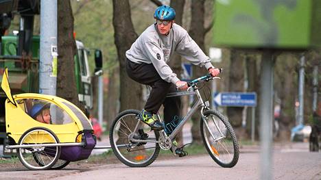 Polkupyörän perävaunut tulivat Suomeen 1990-luvulla. Kansanedustaja Arto Bryggare (sd) esitteli tuolloin laillistettavaa pyörän perään kiinnitettävää peräkärryä.