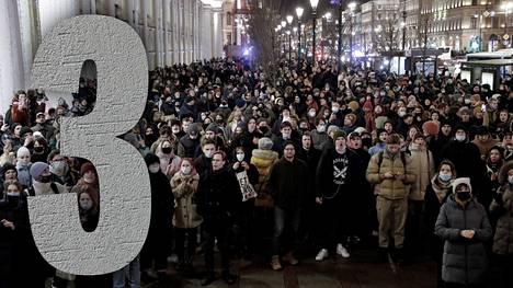 Sodanvastainen mielenosoitus Pietarissa 24. helmikuuta 2022.