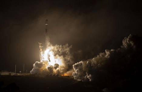 SpaceX Falcon 9 -raketin laukaisu. Raketti kantoi mukanaan DART -alusta, jonka on määrä iskeytyä päin asteroidia syksyllä. 