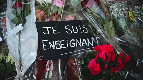 Surmatun opettajan koulun eteen Conflans Sainte-Honorinessa Pariisin länsipuolella on tuotu kukkia ja opettajia tukevia plakaatteja.