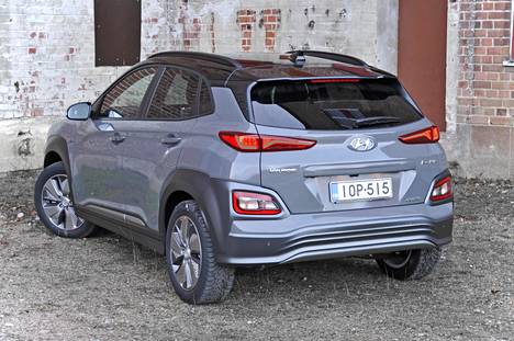 Uuden Hyundai Kona EV:n hinnassa on malliversiosta riippuen suomalaista autoveroa reilut tuhat euroa. Valtio myöntää täyssähköautolle 2000 euron hankintatuen joten plussalle mennään