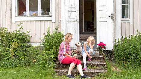 Merja Mänty, tytär Edith ja Lilo-koira viettävät vielä tämän kesän vuokramökissä.