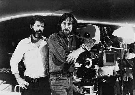 Tuottaja George Lucas ja ohjaaja Steven Spielberg vuonna 1984. Kaksikko joutui myöhemmin pahoittelemaan Tuomion temppeli -seikkailun synkkyyttä ja väkivaltaisuutta.