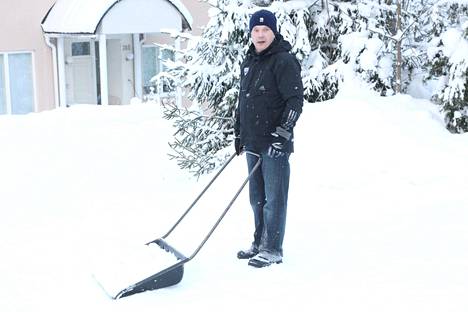 Suomessa presidenttikin on lumen kanssa sinut. Sauli Niinistö kolasi lunta Espoossa heti presidentinvaalin voitettuaan 17. maaliskuuta 2012.